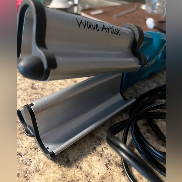 BED HEAD Ceramic Wave Artist Deep Waver for Beachy Waves, 15x9x7 Inch — Like New - Picture 8 of 10